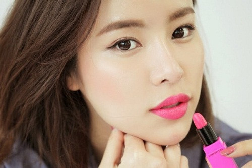 Nhẹ nhàng và e lệ hơn là sắc hồng rosy. Màu son không quá đậm đà nhưng tươi tắn và tự nhiên, một tông màu mà bất kỳ cô nàng nào cũng mong muốn có được trên bờ môi của mình.