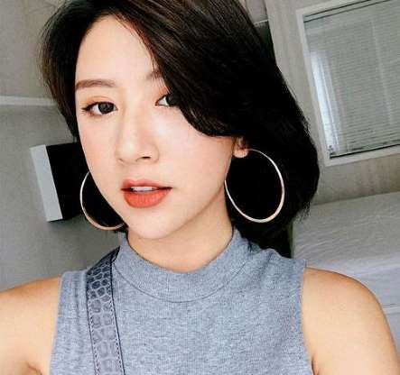 Màu cam cháy là sự trộn lẫn giữa màu cam và nâu pha thêm chút đỏ tạo ra một tone màu son trầm ấm rất dễ sử dụng. Gam màu này giúp phái đẹp luôn nổi bật và quyến rũ mà không lo lắng bị quá già như màu đỏ cổ điển.