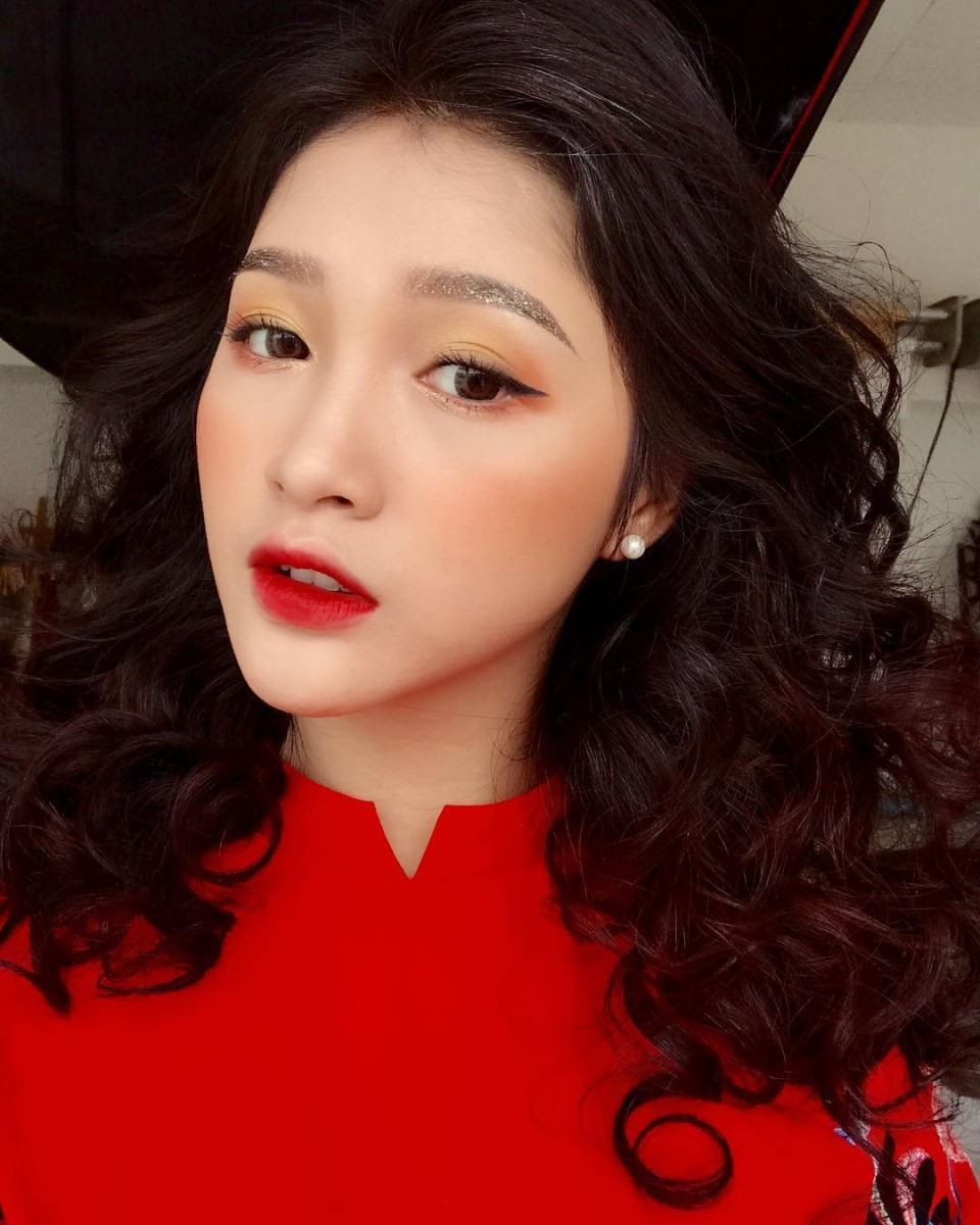 Son đỏ hồng tươi tắn vương trên làn môi phái đẹp mang lại một bờ môi gợi cảm và đẹp đến mê lòng.