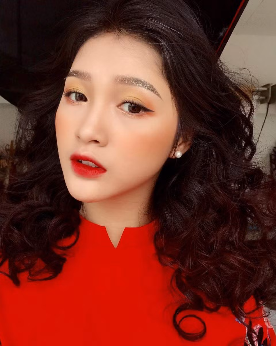 Son đỏ hồng tươi tắn vương trên làn môi phái đẹp mang lại một bờ môi gợi cảm và đẹp đến mê lòng.