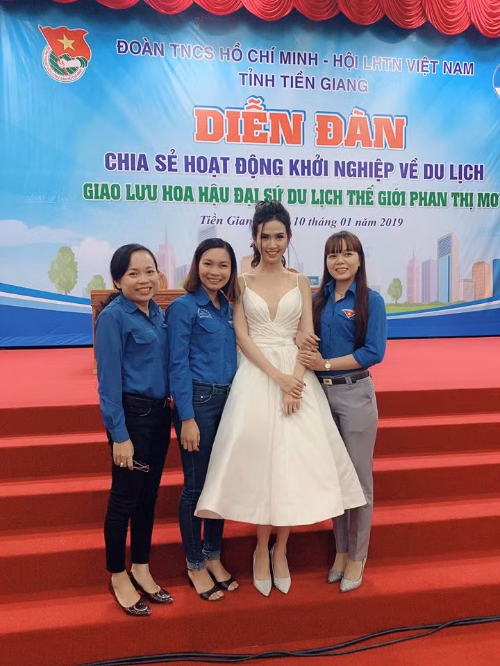 Hoa hậu Phan Thị Mơ diện một chiếc váy trắng hai dây gợi cảm tham gia sự kiện về du lịch.