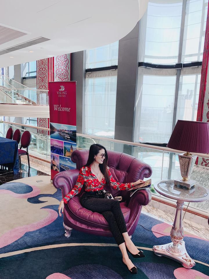 Thêm một kiểu áo sơ mi đỏ với phần cổ xẻ sâu gợi cảm của Phan Thị Mơ.