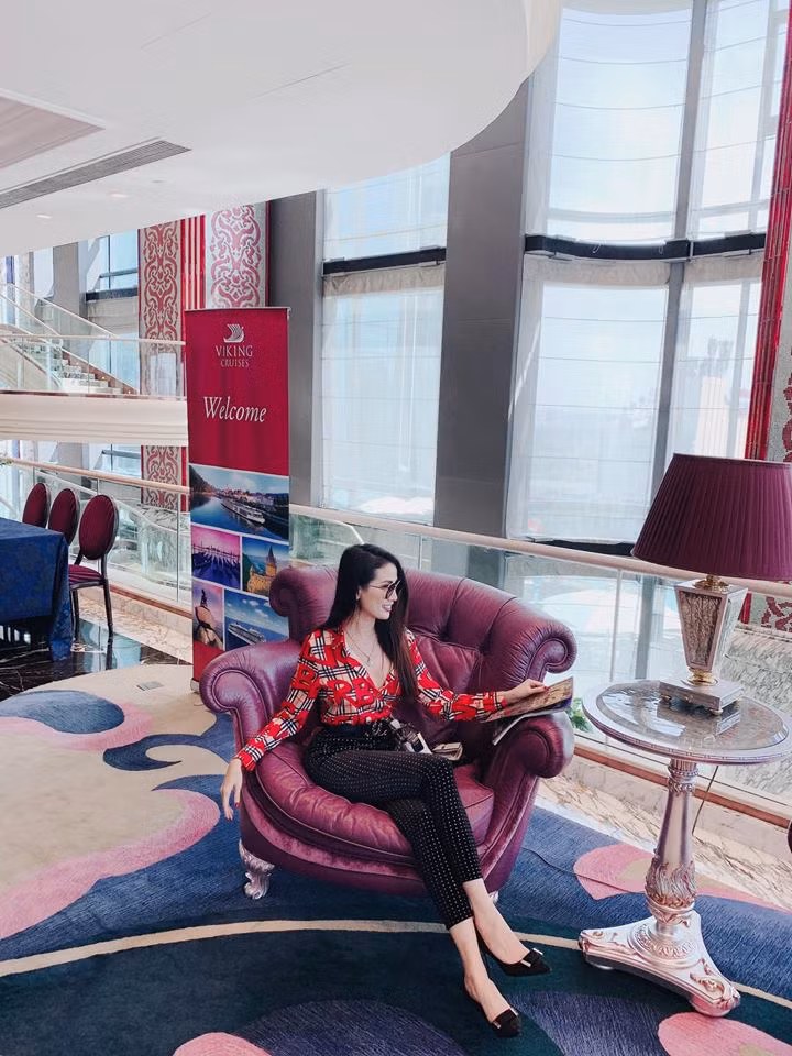 Thêm một kiểu áo sơ mi đỏ với phần cổ xẻ sâu gợi cảm của Phan Thị Mơ.