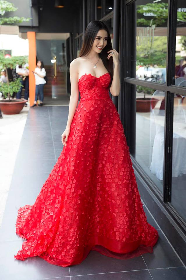 Cô diện chiếc váy đỏ cúp ngực vô cùng gợi cảm và nổi bật.