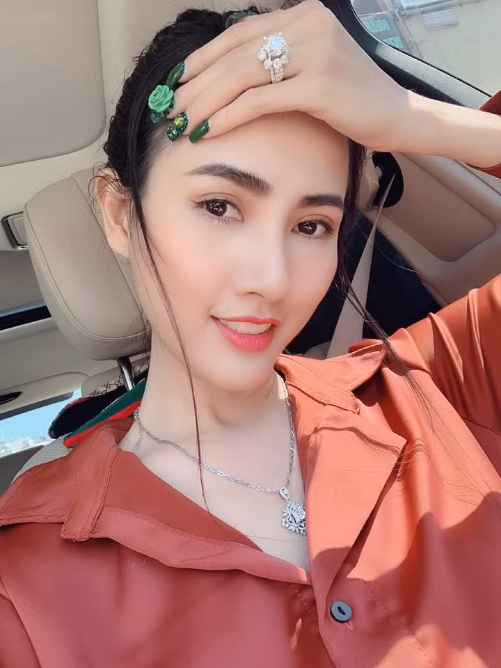 Hoa hậu Đại sứ Du lịch Thế giới 2018 Phan Thị Mơ mới khoe chiếc nhẫn kim cương trị giá 5,4 tỷ đồng mà cô được bạn trai tặng hôm Valentine 14/2.