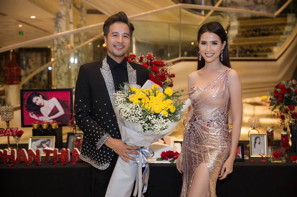 Các mẫu váy của cô diện thường có đường xẻ chân khá cao.