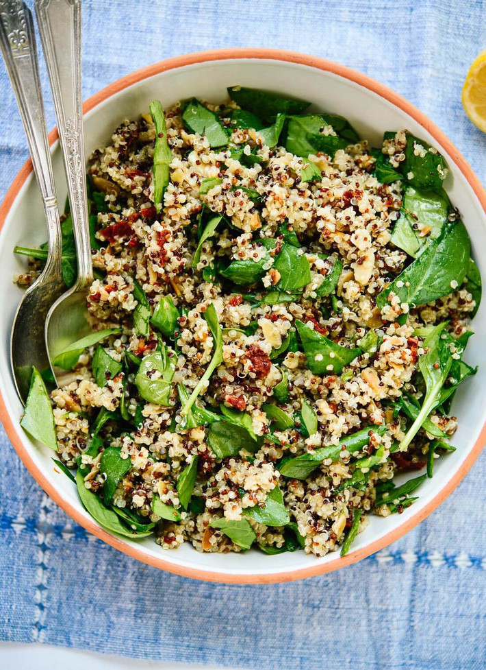 Ngoài ra, bạn cũng có thể dùng hạt quinoa nấu chín trộn với rau củ, cá, thịt làm salad hoặc xay nhuyễn thành cháo hay chiên cùng trứng, làm sushi.