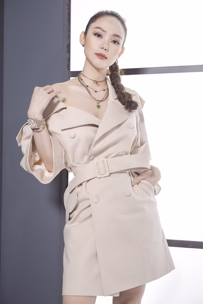 Quyết tâm "lột xác" về ngoại hình, Minh Hằng duy trì cho mình thói quen tập thể dục đều đặn tại nhà và cắt bỏ hoàn toàn tinh bột, đồ ngọt cũng như các loại thức ăn quá béo. Thay vào đó, Minh Hằng ăn rau củ quả như rau luộc, xà lách trộn dầu giấm...không ăn sau 19h và uống nhiều nước mỗi ngày.