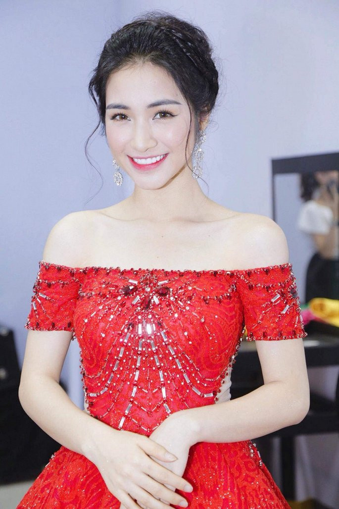 Theo đó, để giảm 5kg trong vòng 1 tuần, Hòa Minzy tập gym, vũ đạo và chỉ ăn sáng với 1 quả chuối, bữa trưa dùng 1 củ khoai lang và nạp toàn trái cây cho bữa tối đồng thời không ăn sau 18h và không ăn khuya.