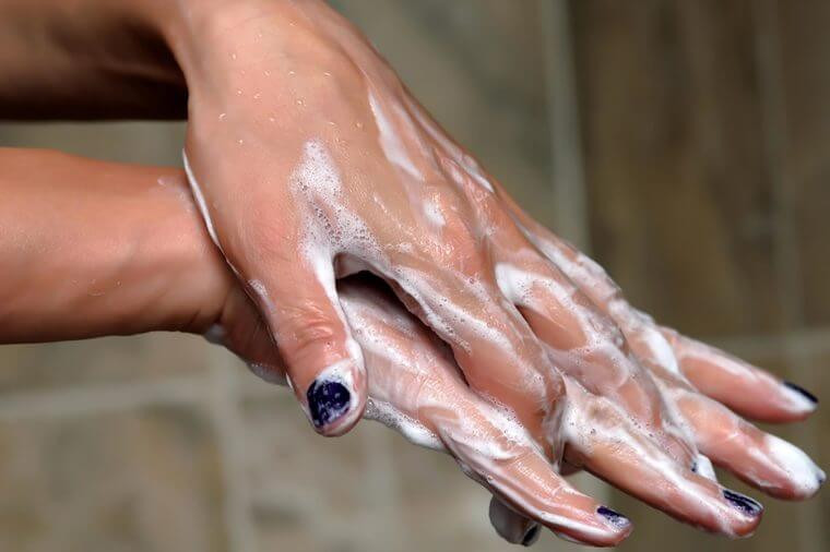 Xà phòng kháng khuẩn: Các loại xà phòng kháng khuẩn có chứa triclosan, chất làm tăng nguy cơ gây ra phát triển của vi khuẩn đa kháng thuốc, còn được gọi là siêu vi khuẩn. Triclosan cũng có thể gây kích ứng và khô da đáng kể ở nhiều người. Muốn da tay mềm mịn, bạn nên hạn chế dùng xà phòng kháng khuẩn.