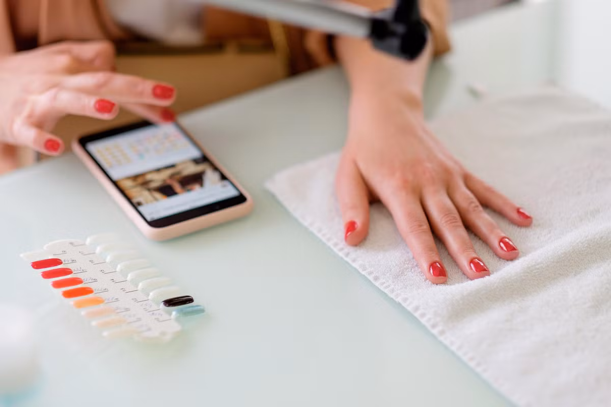 Sơn móng tay: Dùng sơn móng tay liên tục có thể gây tổn hại móng tay dẫn đến móng mỏng, yếu và gãy.