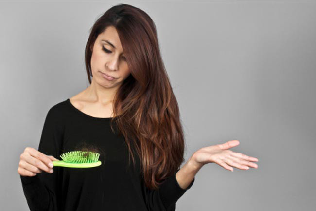 Tóc mỏng: Tóc rụng nhiều và có thể rụng thành từng búi nhỏ có thể là dấu hiệu của một vấn đề đáng lo ngại. Áp lực tâm lí đột ngột, sốt cao, tiểu đường có thể gây rụng tóc nhiều và đột ngột. Một số loại thuốc cũng có tác dụng phụ là gây rụng tóc.