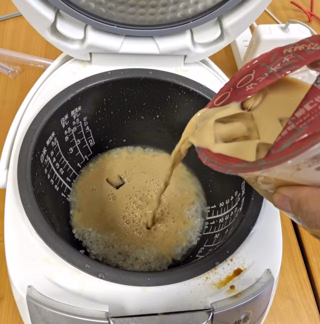 Đầu tiên là quá trình vo gạo thật sạch, tiếp đến là vớt sạch từng hạt trân châu ra khỏi cốc.