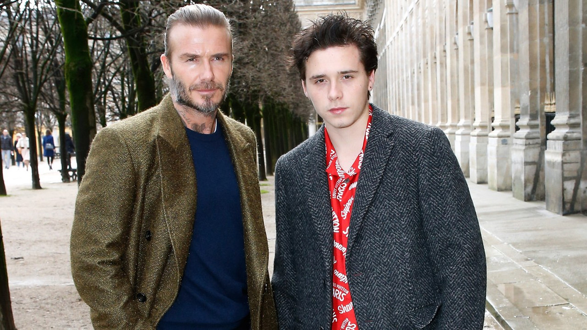 Khi David diện áo khoác dài sành điệu thì con trai cũng chọn dáng áo dài tương tự.