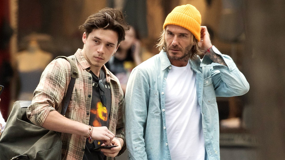 Khi xuống phố, hai cha con chọn áo phông và khoác sơ mi khỏe khoắn.