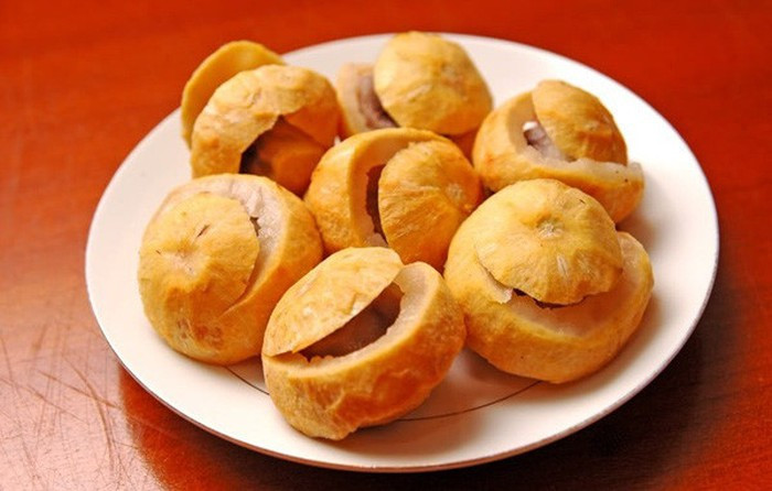 Sấu chín là thứ quà vặt dân dã kích thích vị giác của các chị em mỗi độ thu về. Chẳng cần chế biến cầu kỳ, người ta chỉ cạo lớp vỏ ngoài rồi ăn sấu chín kèm muối ớt. Cầu kỳ hơn thì khía từng trái theo đường xoắn ốc rồi dầm với đường, muối ớt cho nhanh ngấm.