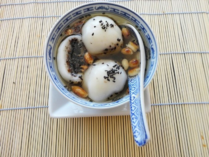 Bánh trôi tàu dao động 10.000-15.000 đồng một bát. Bạn có thể ghé Hàng Giầy, Hàng Cân, Quán Thánh, chợ Ngô Sỹ Liên, chợ Thành Công... để thử món này.