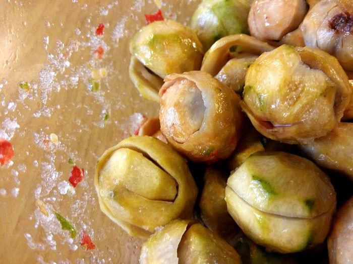 Quả sấu chín vàng đã không còn vị chua gắt như những quả sấu còn xanh mà thay vào đó là một vị chua dịu.