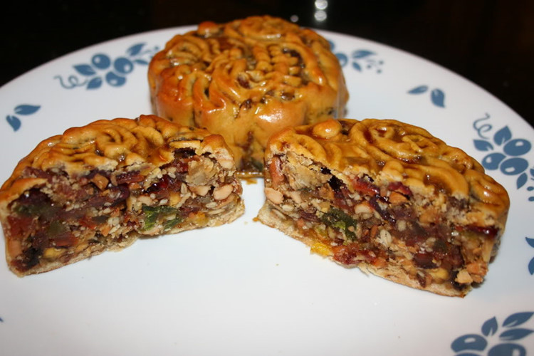 Mỗi độ thu về, người Hà thành lại cùng nhau đặt mua bánh trung thu truyền thống về thưởng thức. Bánh được làm theo cách cũ với công đoạn ủ vỏ bánh, làm nhân bánh cùng các nguyên liệu truyền thông.