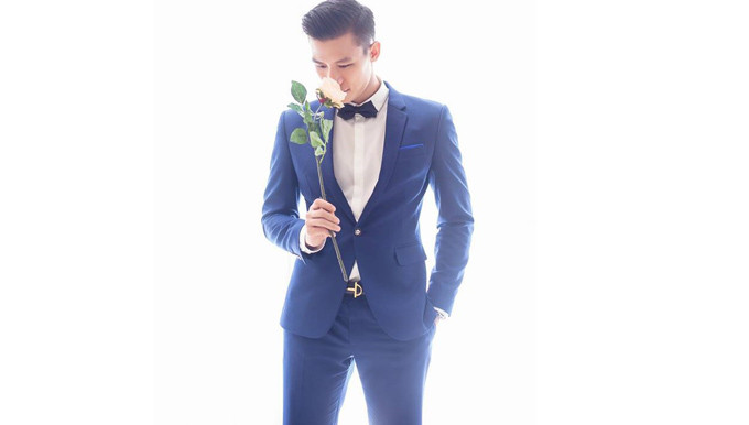 Hình ảnh Quế Ngọc Hải mặc vest xanh chụp ảnh cưới cực kỳ bảnh bao.