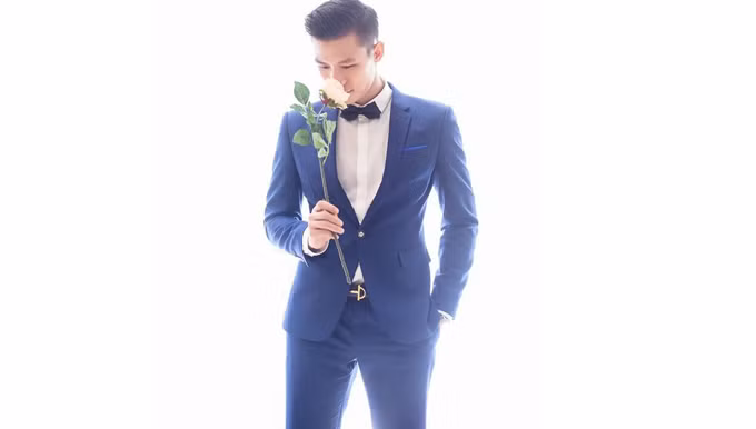 Hình ảnh Quế Ngọc Hải mặc vest xanh chụp ảnh cưới cực kỳ bảnh bao.