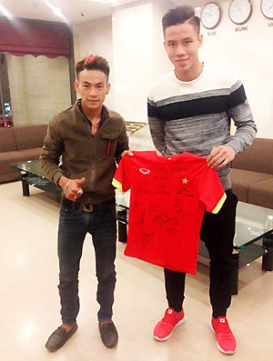 Có lúc Quế Ngọc Hải khá giản dị khi diện áo len và quần thể thao.