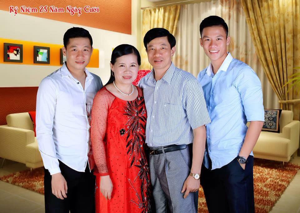 Quế Ngọc Hải trông bảnh bao khi mặc sơ mi xanh chụp ảnh cùng gia đình.