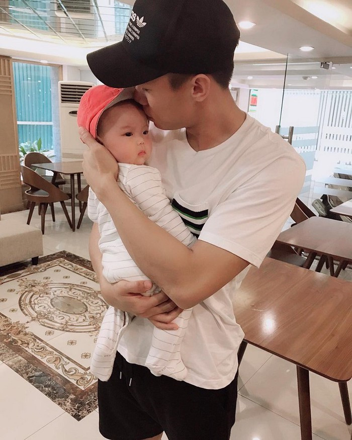 Khi về nhà với vợ con, anh chọn quần đùi, áo phông thoải mái. Ảnh: FBNV.