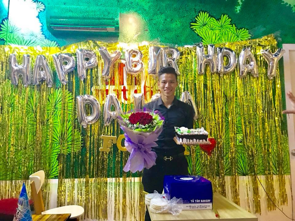 Trong ngày sinh nhật do fan tổ chức cho, cầu thủ gốc Vinh diện áo sơ mi đen lịch lãm.