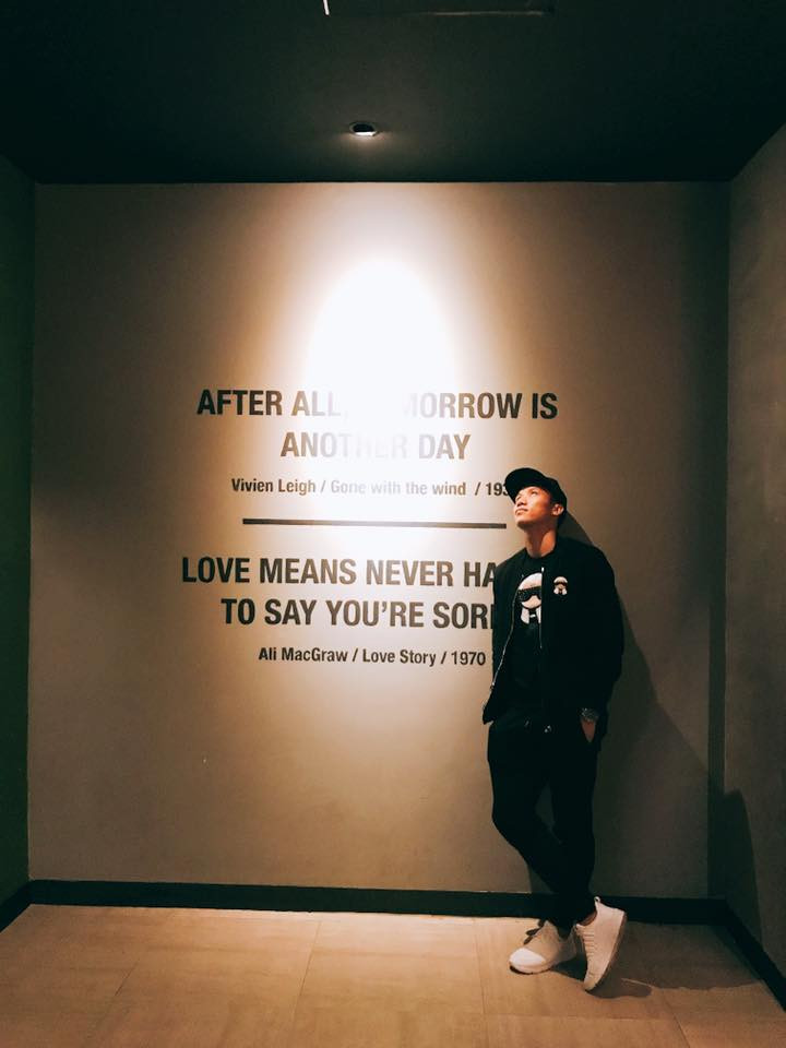 Đôi khi, anh chàng cũng diện cả "cây đen" bụi bặm.