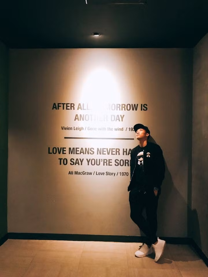 Đôi khi, anh chàng cũng diện cả "cây đen" bụi bặm.