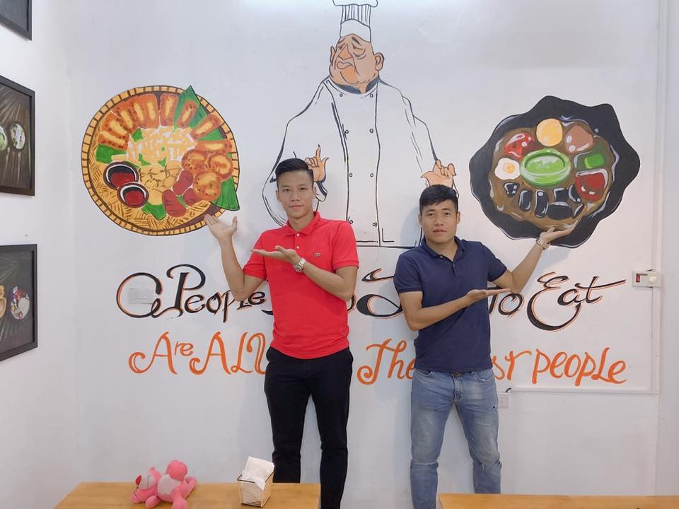 Anh diện áo phông đỏ và quần đen khỏe khoắn.