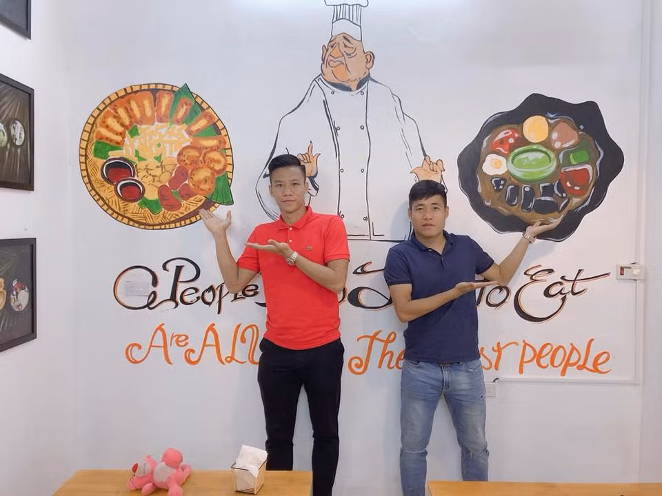 Anh diện áo phông đỏ và quần đen khỏe khoắn.