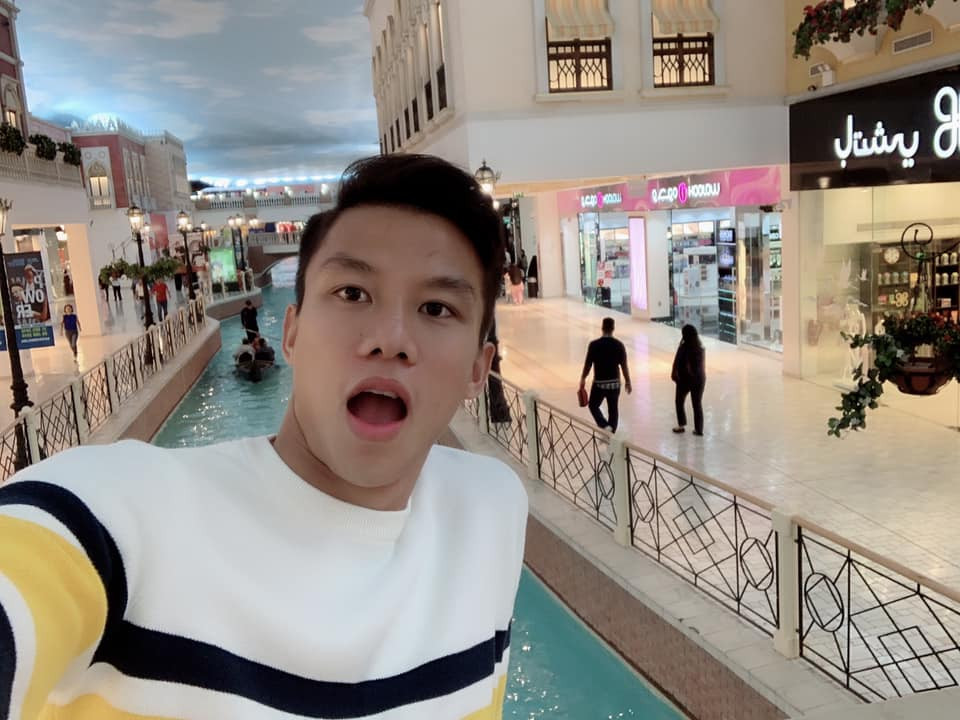 Áo thun cũng là trang phục được cầu thủ này ưu ái.