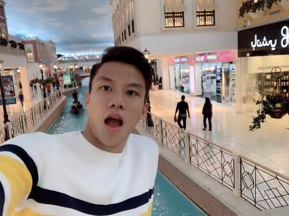 Áo thun cũng là trang phục được cầu thủ này ưu ái.