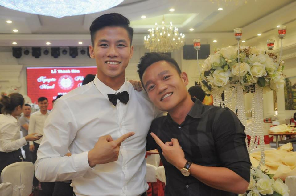 "Soái ca" diện áo sơ mi trắng rất nam tính.