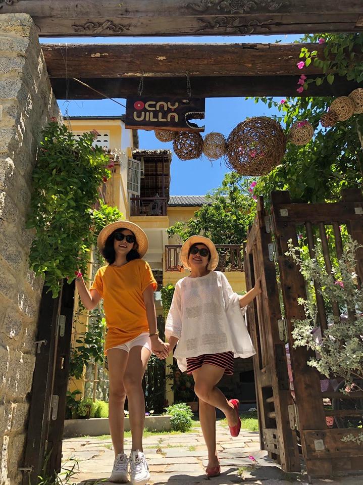 Thu Quỳnh mặc áo phông với quần short cực ngắn để khoe chân dài.