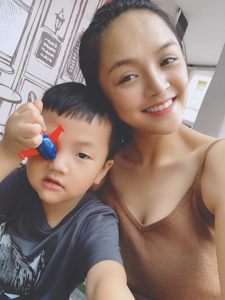 Bà mẹ một con khoe vòng một căng tròn với áo hai dây.