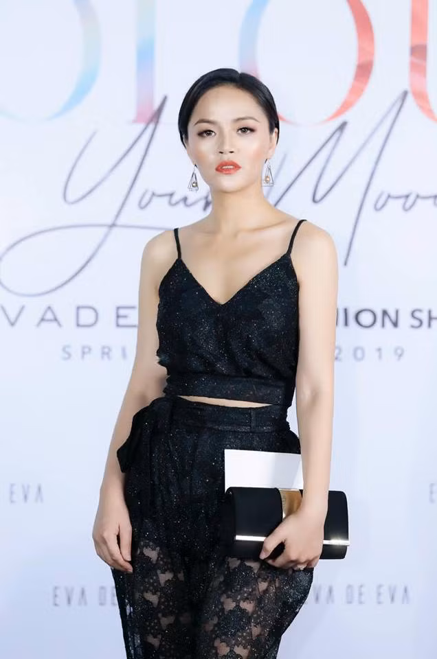 Đi sự kiện, nữ diễn viên cũng phối áo hai dây tinh tế.