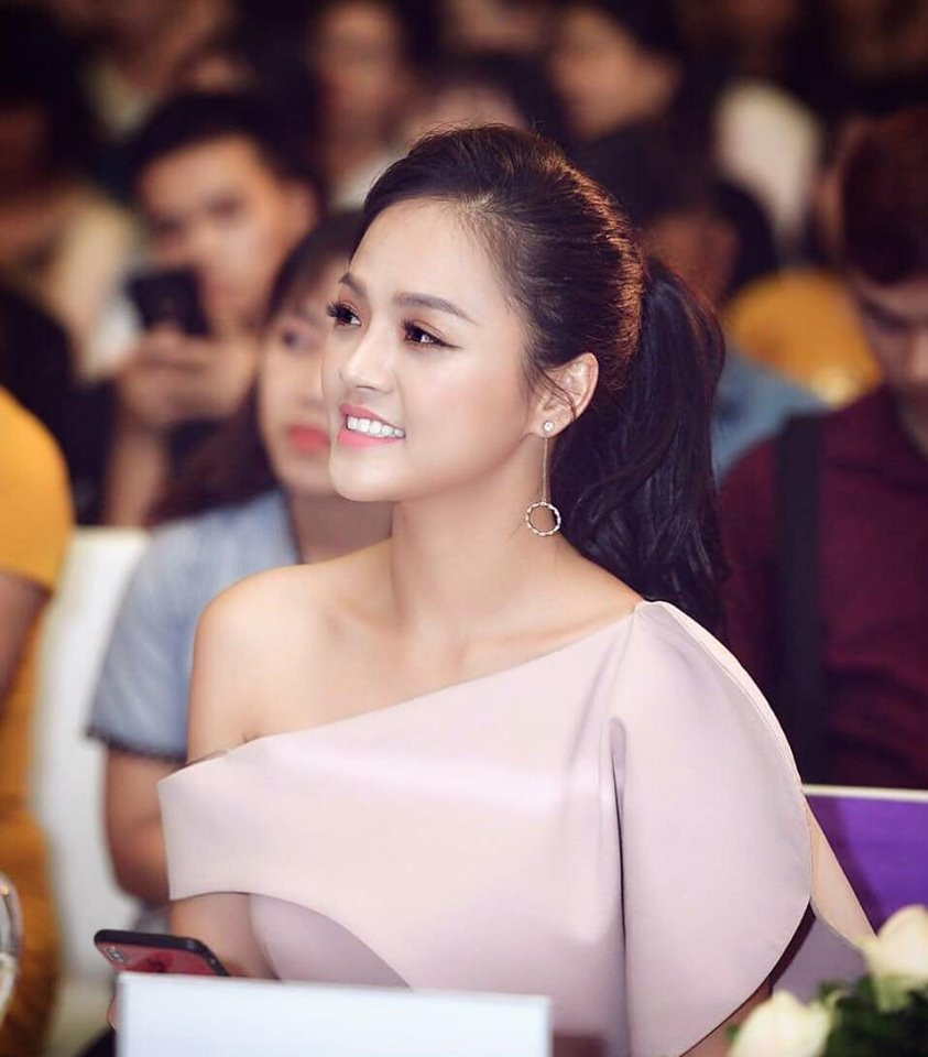 Khi đi sự kiện, Thu Quỳnh cũng mặc váy lệch vai cực xinh.