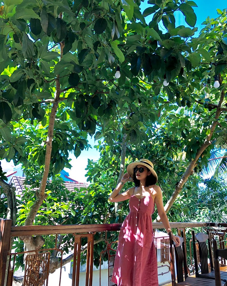 Sau khi quay xong phim Về nhà đi con, "Huệ" có một chuyến đi nghỉ dưỡng ở biển. Đây là dịp để cô trưng diện thời trang mùa hè nóng bỏng.