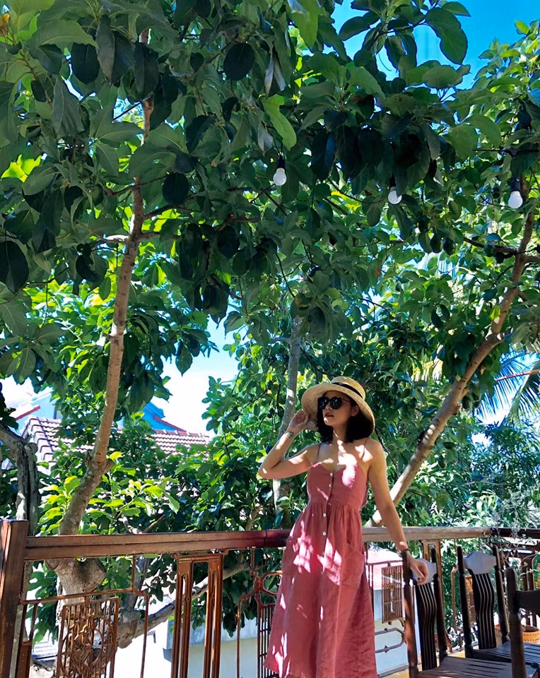 Sau khi quay xong phim Về nhà đi con, "Huệ" có một chuyến đi nghỉ dưỡng ở biển. Đây là dịp để cô trưng diện thời trang mùa hè nóng bỏng.