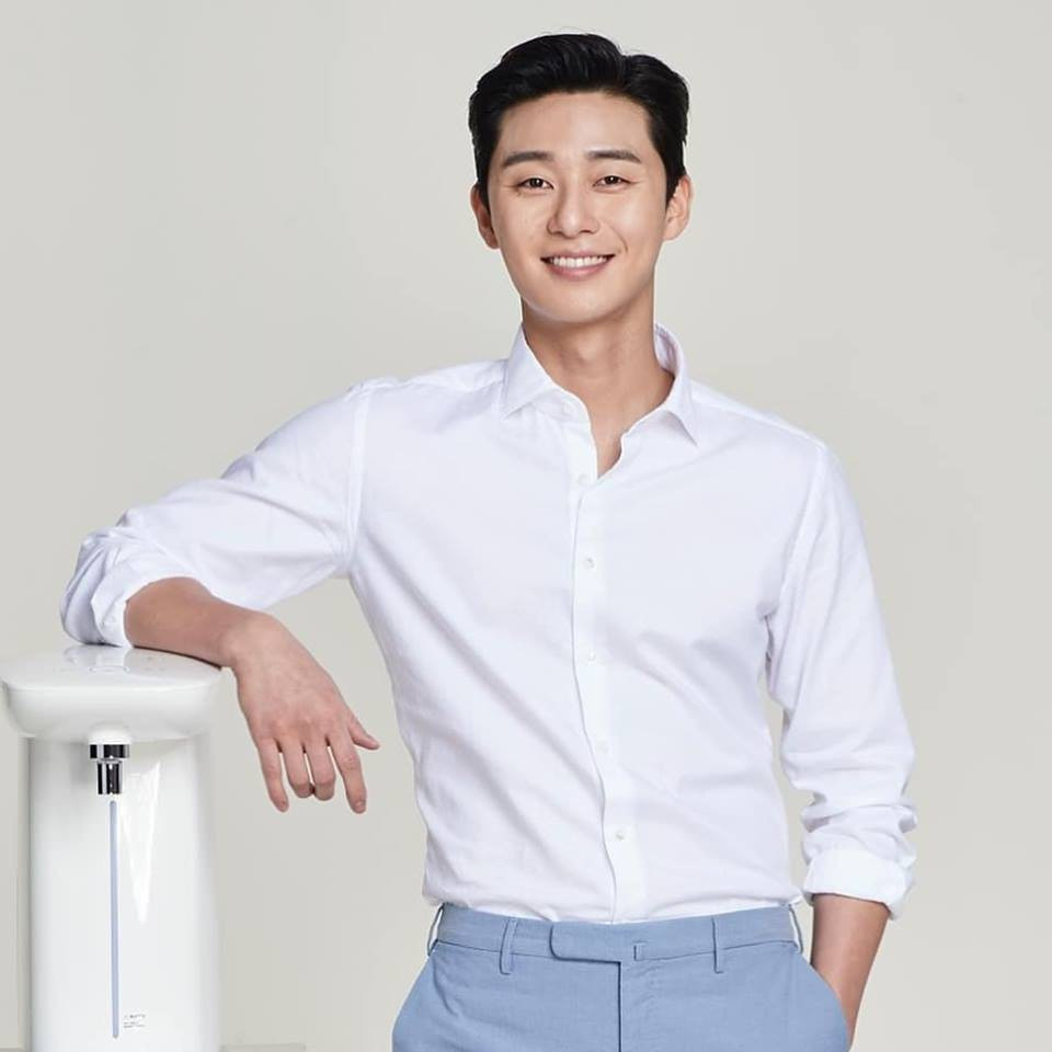 Ngoài vest, những mẫu áo sơ mi một màu cũng được nam diễn viên 8x ưa chuộng.