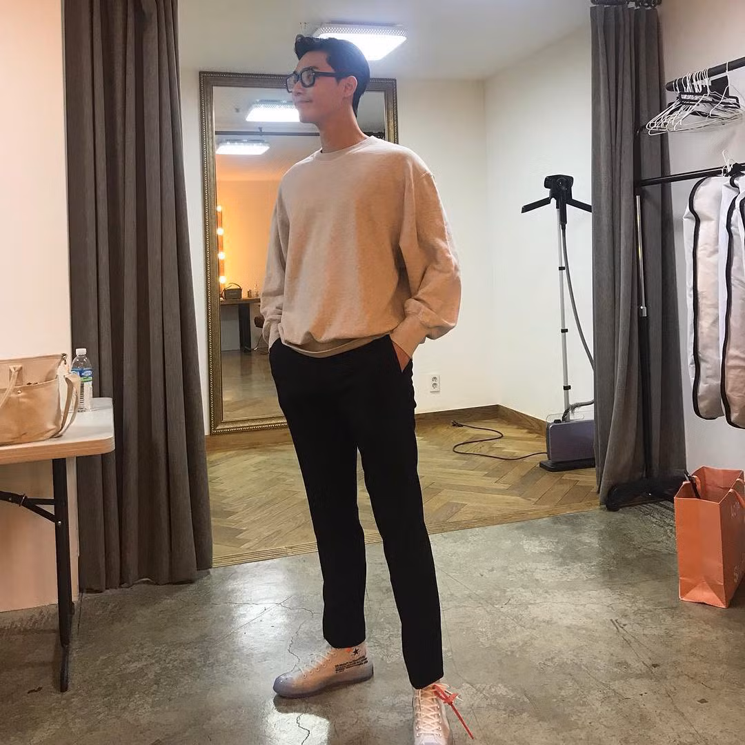 Style đời thường của Park Seo Joon khi thì đơn giản, khỏe khoắn. 