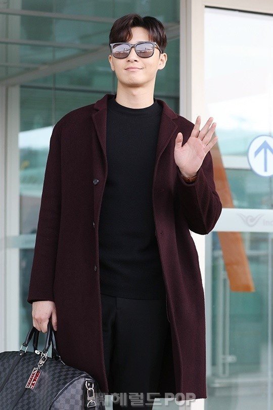 Sở hữu vóc dáng cao ráo, anh luôn tự tin diện những kiểu áo khoác dáng dài khác nhau.