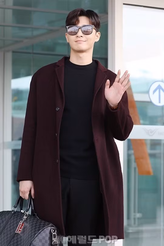 Sở hữu vóc dáng cao ráo, anh luôn tự tin diện những kiểu áo khoác dáng dài khác nhau.
