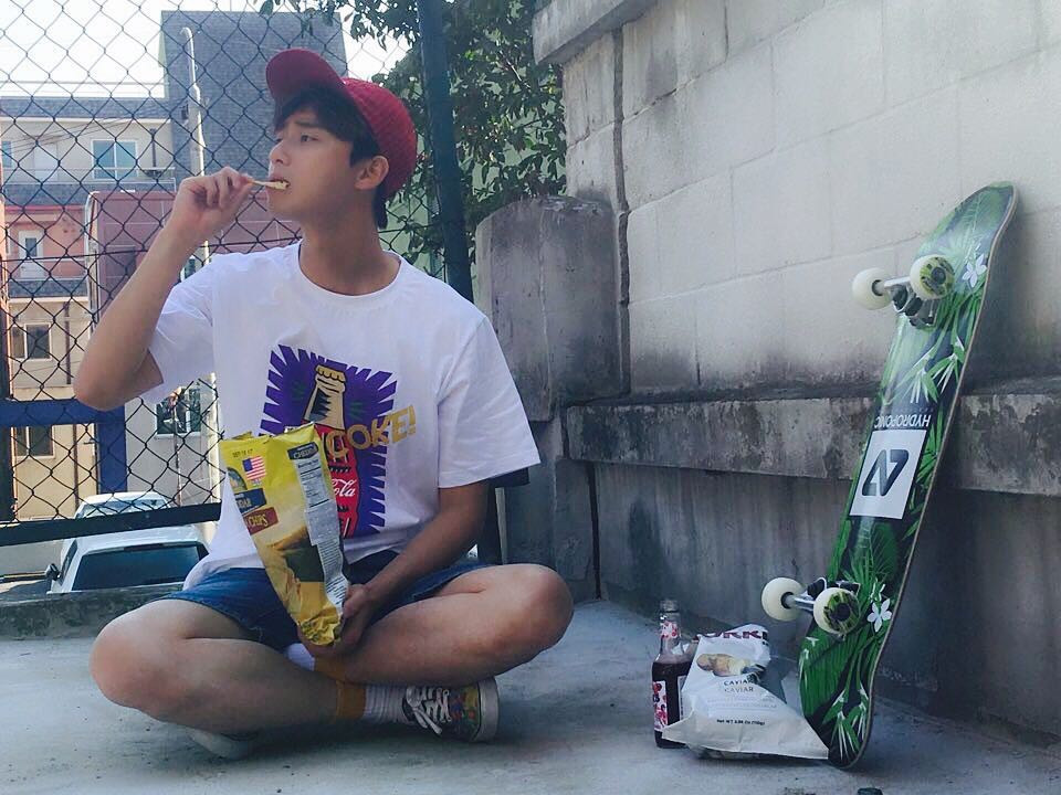 Park Seo Joon diện áo phông quần ngố cực trẻ trung.