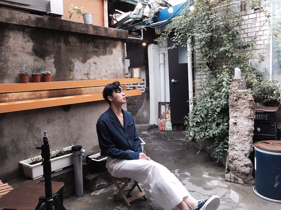 Nam diễn viên mặc đẹp từ trong phim tới ngoài đời thực.