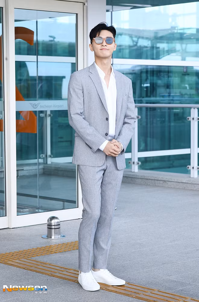 Ngoài đời, nam diễn viên còn gây ấn tượng khi sở hữu phong cách thời trang trẻ trung, sành điệu.