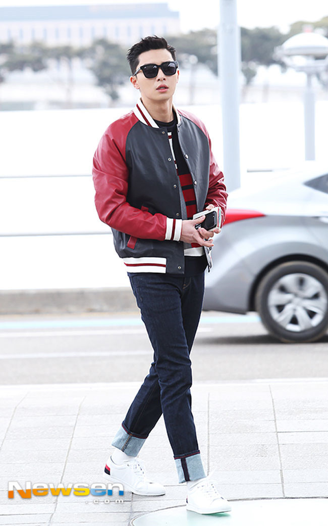 Thời trang sân bay của anh luôn được giới mộ điệu đánh giá cao nhờ bí quyết mix&amp;match trang phục hợp mốt.